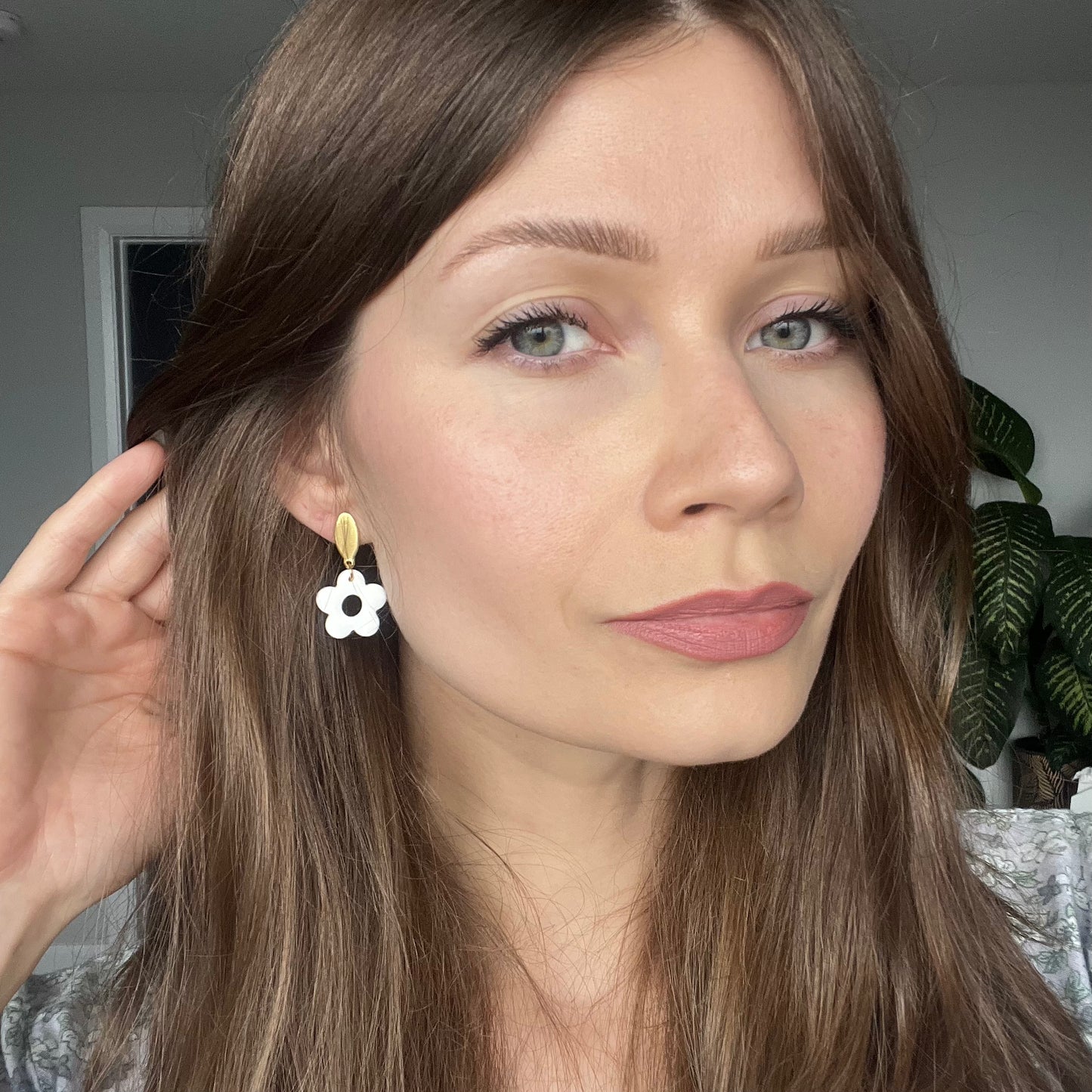 Small Flower • White & Gold • Stud