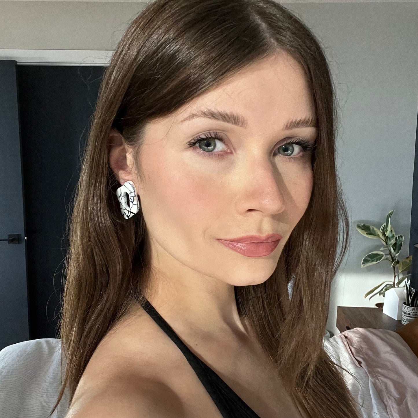 Izzy • White Marble