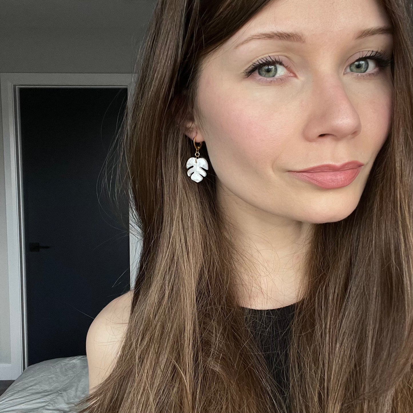 Monstera Dangle • White + Gold