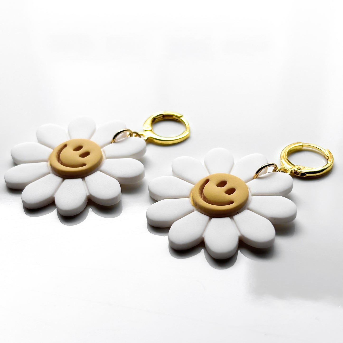 Smiley Daisy • White + Yellow
